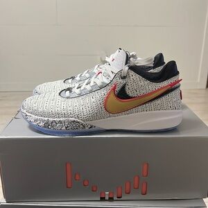 Lebron XX White/Metallic Gold-Black